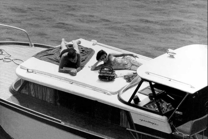 On a snow-white yacht: 20 vintage photos of Monroe, Hepburn and other stars at sea On a snow-white yacht: 20 vintage photos of Monroe, Hepburn and other stars at sea