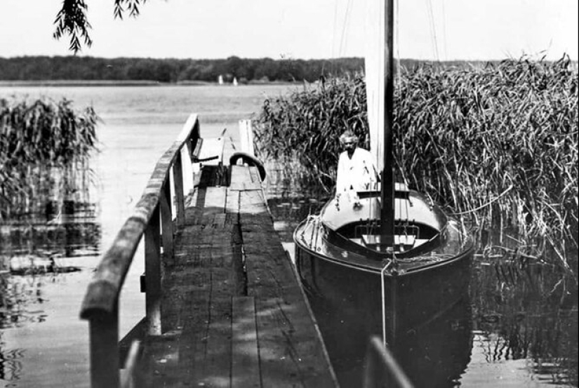 On a snow-white yacht: 20 vintage photos of Monroe, Hepburn and other stars at sea On a snow-white yacht: 20 vintage photos of Monroe, Hepburn and other stars at sea