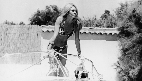 On a snow-white yacht: 20 vintage photos of Monroe, Hepburn and other stars at sea