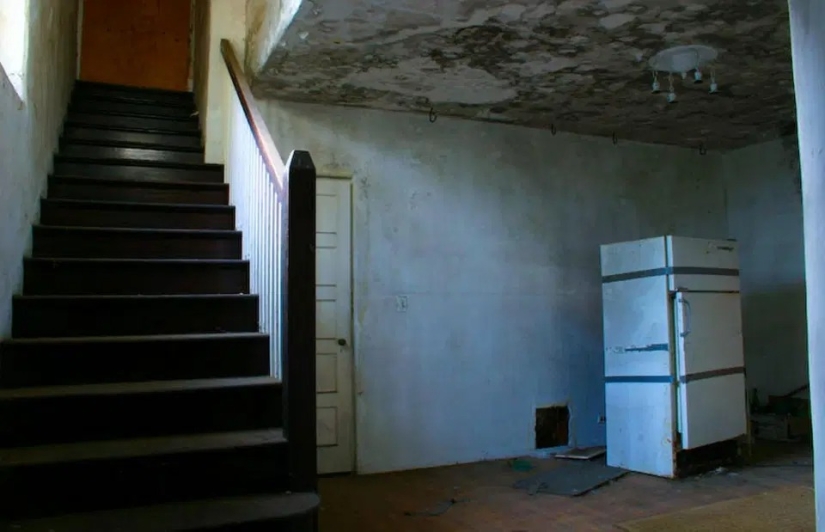 Once a luxury, now abandoned house stars