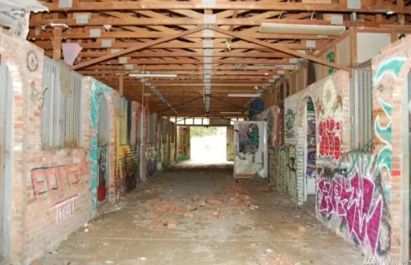 Once a luxury, now abandoned house stars