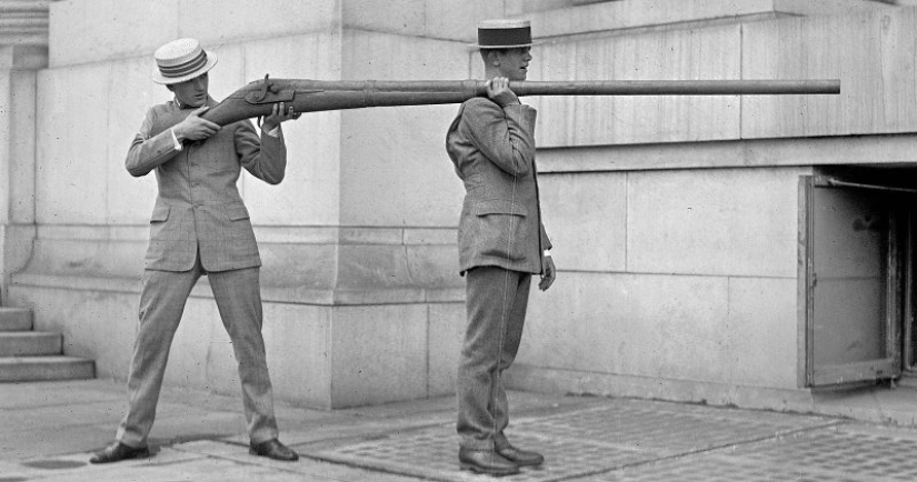 Pantgun - a giant rifle for the genocide of ducks Pantgun - a giant rifle for the genocide of ducks