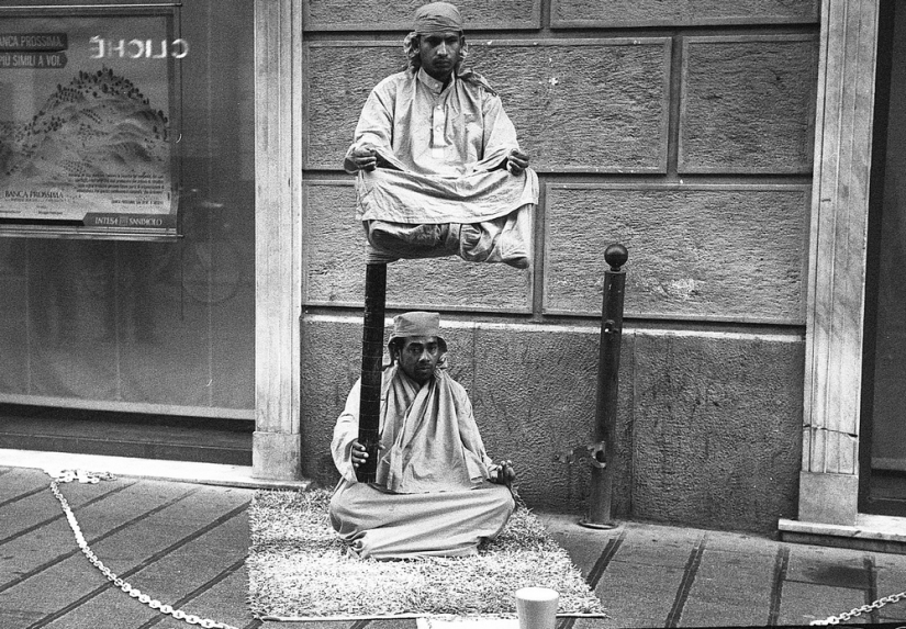 Paradise inhabited by devils: all the vices of St. Naples through the lens of Robbie McIntosh Paradise inhabited by devils: all the vices of St. Naples through the lens of Robbie McIntosh