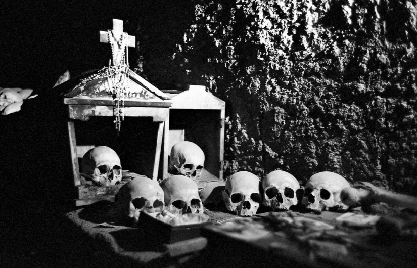 Paradise inhabited by devils: all the vices of St. Naples through the lens of Robbie McIntosh Paradise inhabited by devils: all the vices of St. Naples through the lens of Robbie McIntosh