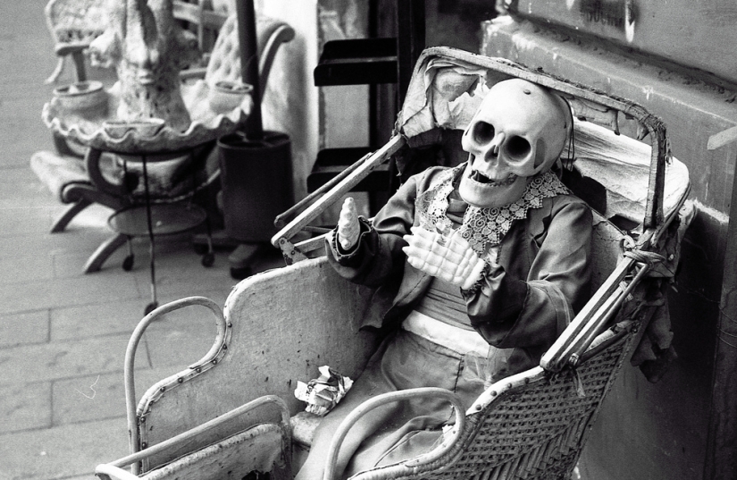 Paradise inhabited by devils: all the vices of St. Naples through the lens of Robbie McIntosh Paradise inhabited by devils: all the vices of St. Naples through the lens of Robbie McIntosh