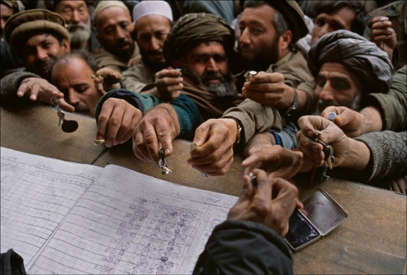 People at work: photo by Steve McCurry People at work: photo by Steve McCurry