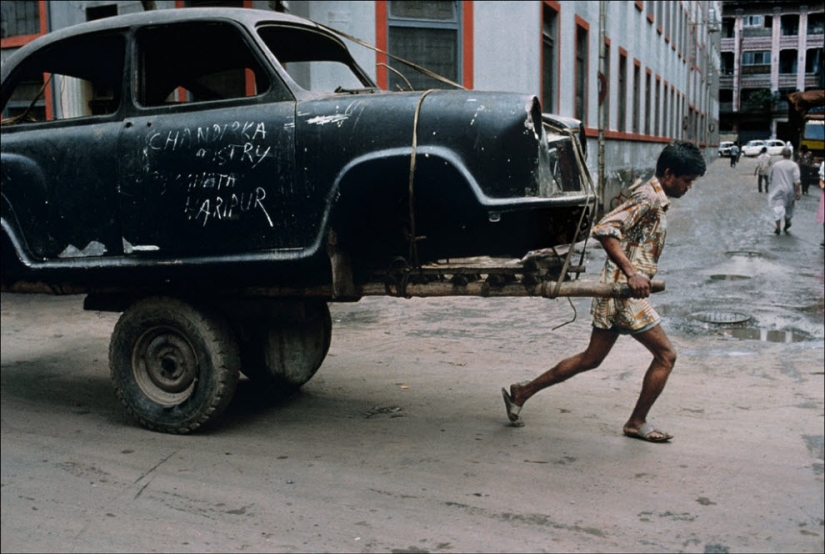 People at work: photo by Steve McCurry People at work: photo by Steve McCurry