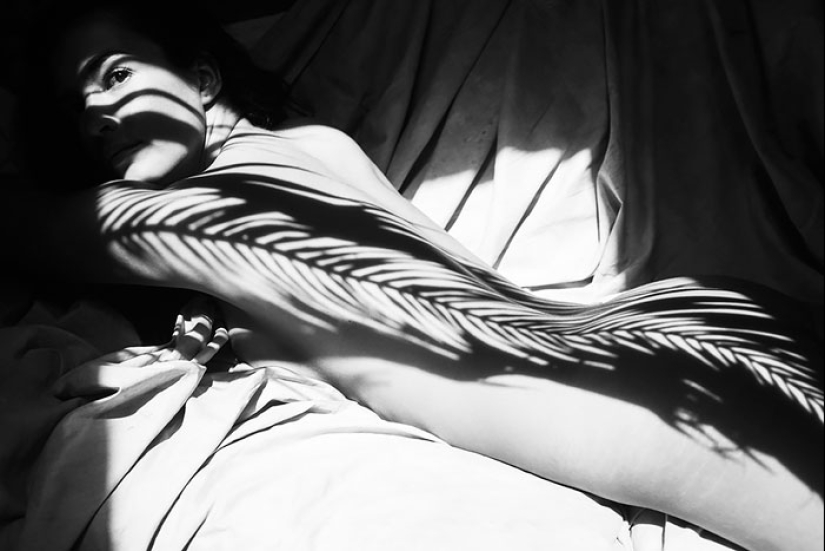 Photographer Emilio Jimenez covered the naked girls with a natural shadow