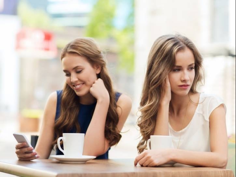 Phubbing: The Invisible Enemy of Relationships: Why We Lose Attention to Each Other