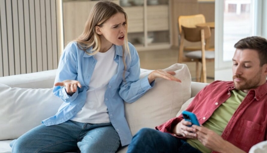 Phubbing: The Invisible Enemy of Relationships: Why We Lose Attention to Each Other