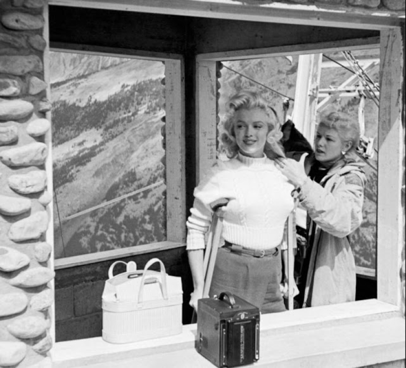 Plaster-beauty is not a hindrance: rare photos of Marilyn Monroe on crutches