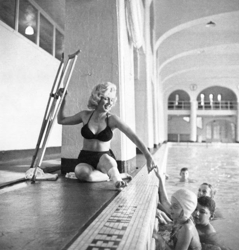 Plaster-beauty is not a hindrance: rare photos of Marilyn Monroe on crutches