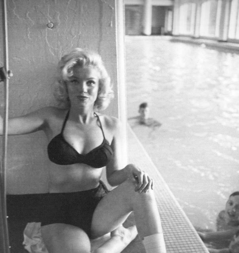 Plaster-beauty is not a hindrance: rare photos of Marilyn Monroe on crutches