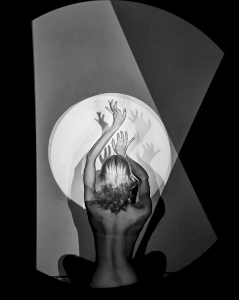 Plays of light and shadow in the works of the master of female erotic portraiture Nicholas Freeman Plays of light and shadow in the works of the master of female erotic portraiture Nicholas Freeman