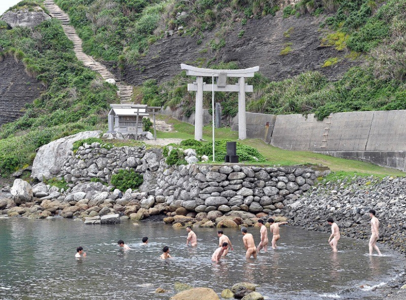 Por qué la isla japonesa de Okinoshima ha estado cerrada a las mujeres durante siglos Por qué la isla japonesa de Okinoshima ha estado cerrada a las mujeres durante siglos
