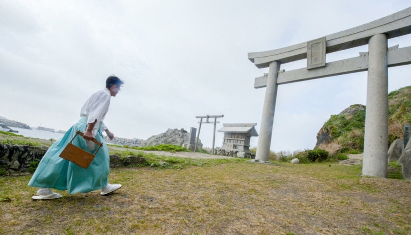 Por qué la isla japonesa de Okinoshima ha estado cerrada a las mujeres durante siglos Por qué la isla japonesa de Okinoshima ha estado cerrada a las mujeres durante siglos