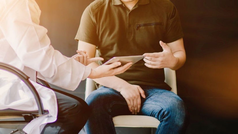 Por qué los hombres tienen un testículo más bajo que el otro y es normal Por qué los hombres tienen un testículo más bajo que el otro y es normal