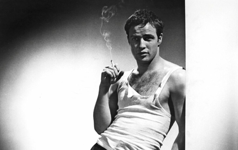 ¿Por qué una camiseta sin mangas de hombre con tirantes se llama "alcohólica"?