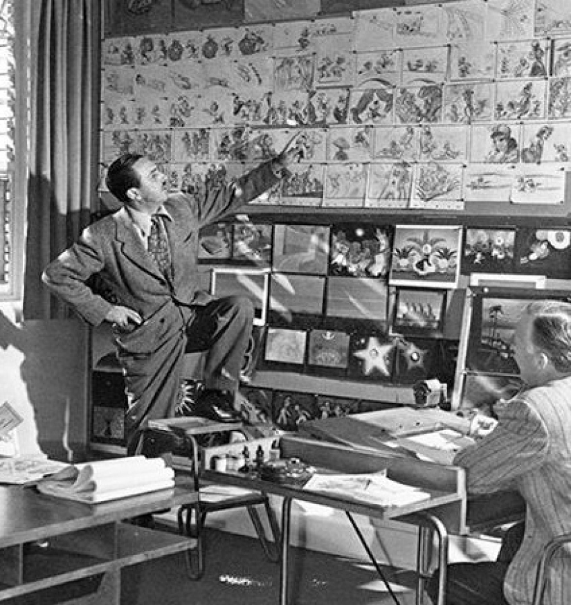 Por qué Walt Disney muestra dos dedos en todas sus fotos Por qué Walt Disney muestra dos dedos en todas sus fotos