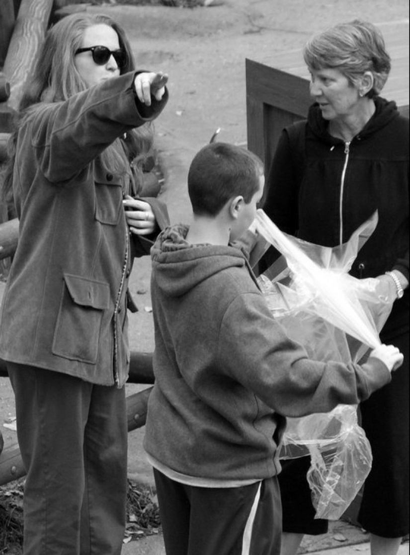 Por qué Walt Disney muestra dos dedos en todas sus fotos Por qué Walt Disney muestra dos dedos en todas sus fotos