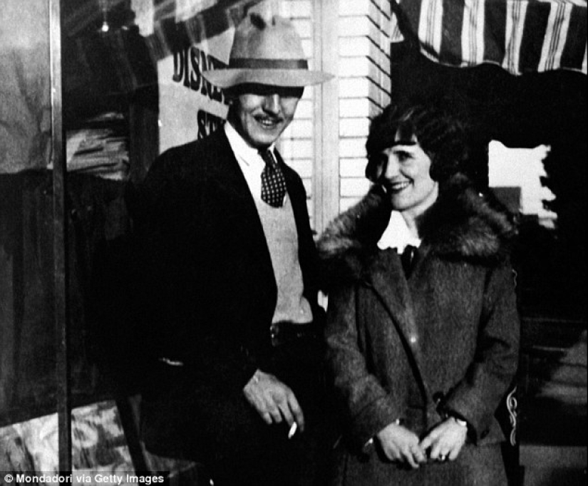 Por qué Walt Disney muestra dos dedos en todas sus fotos Por qué Walt Disney muestra dos dedos en todas sus fotos