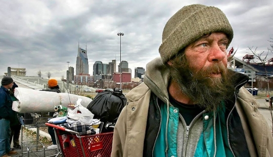 "Private course of applied homelessness": a tourist service from an enterprising homeless person