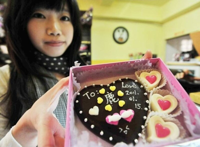 Reddit users responded to the question: "What is normal in your country and it seems super-weird to foreigners" Reddit users responded to the question: "What is normal in your country and it seems super-weird to foreigners"