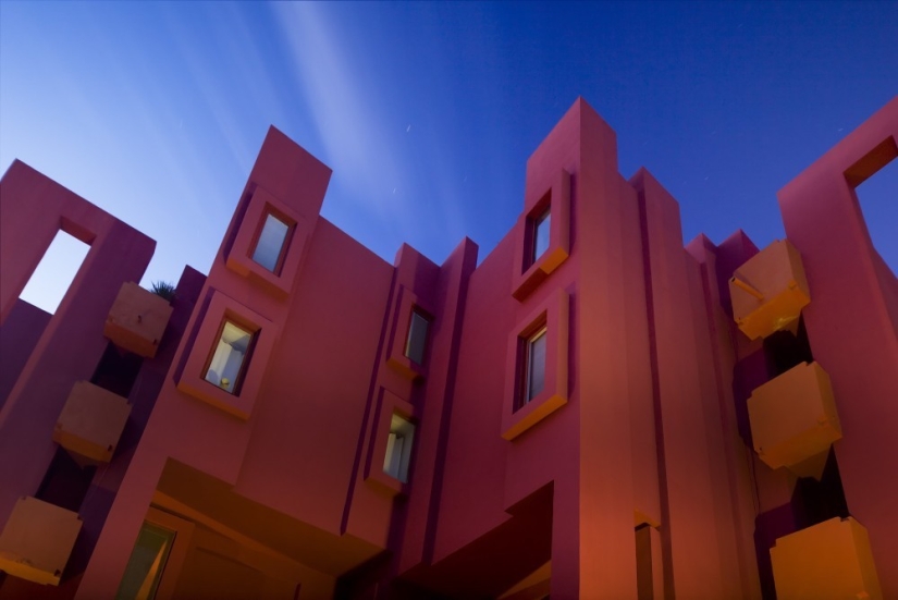 Residential Complex &quot;Red Wall&quot; - Crazy House from &quot;The Squid Game&quot;