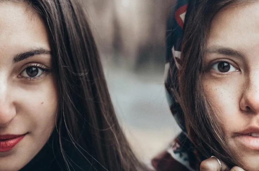 Russian woman demonstrates the beauty of girls from all over the world, making them a joint photo Russian woman demonstrates the beauty of girls from all over the world, making them a joint photo