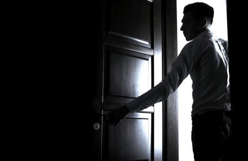 Scientists explain why we forget why we came into the room