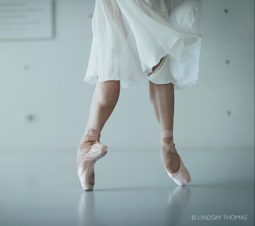 Se cierne sobre el parquet: gracia y la ternura en las fotografías de bailarines de ballet de Lindsay Thomas Se cierne sobre el parquet: gracia y la ternura en las fotografías de bailarines de ballet de Lindsay Thomas