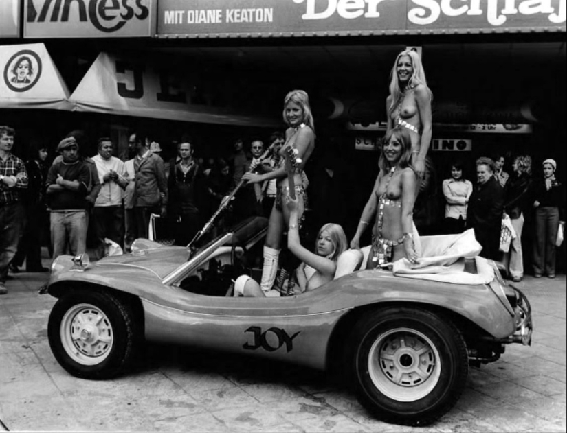 Senos cantores: grupos musicales en topless de la segunda mitad del siglo XX Senos cantores: grupos musicales en topless de la segunda mitad del siglo XX