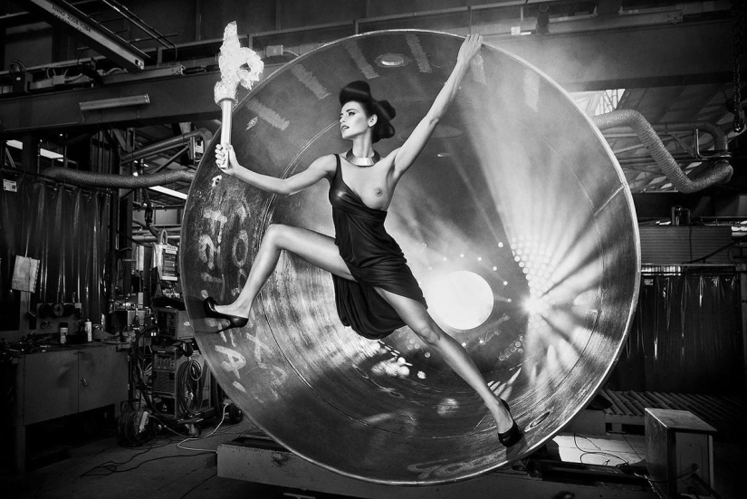 Sexy and dynamic works by Simon Brodziak