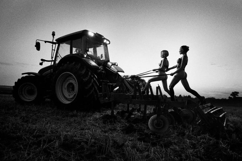 Sexy and dynamic works by Simon Brodziak