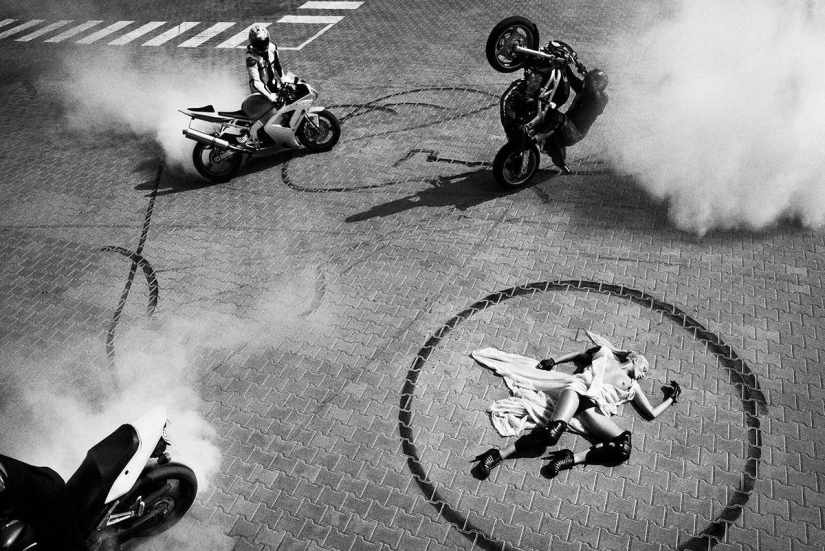 Sexy and dynamic works by Simon Brodziak