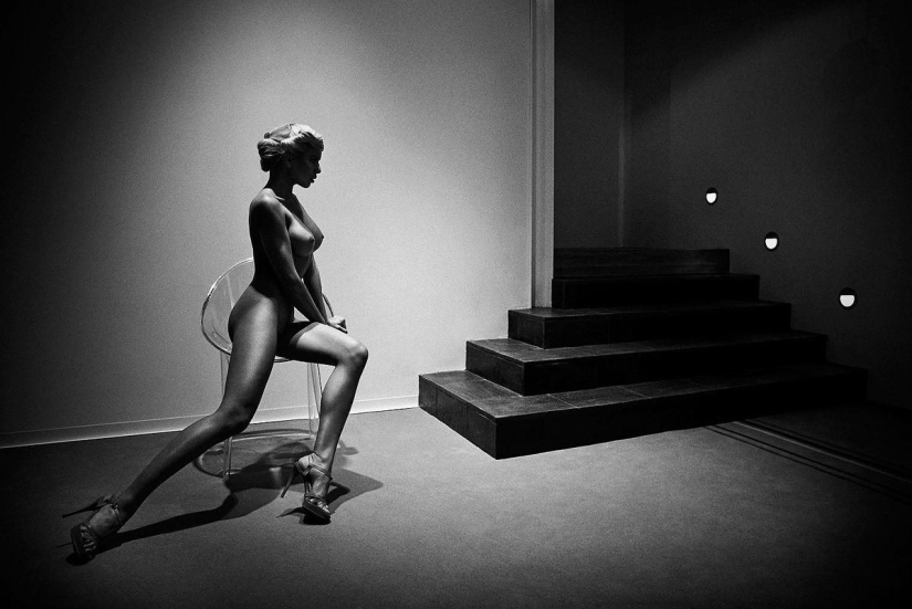 Sexy and dynamic works by Simon Brodziak