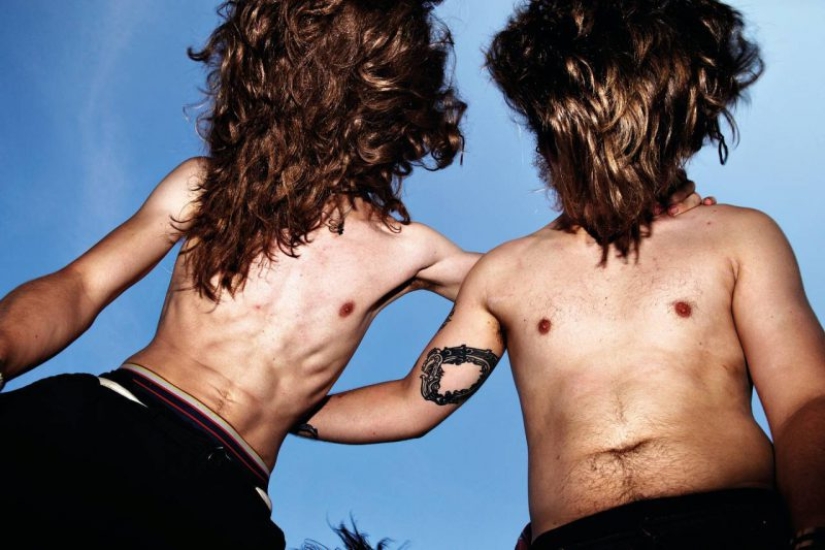 Shake your head: electrified portraits of metalheads
