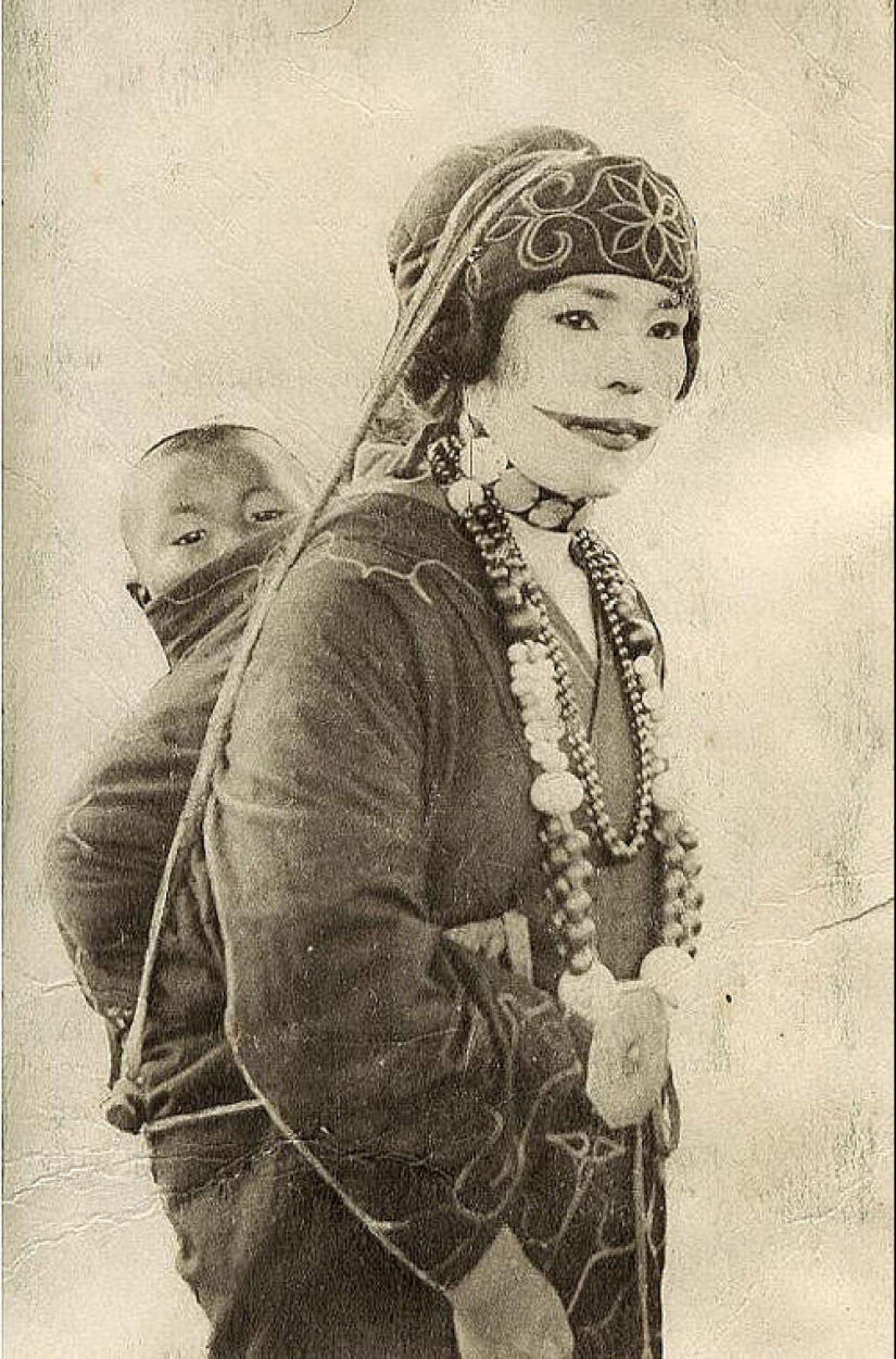 Smiles of Ainu women Smiles of Ainu women