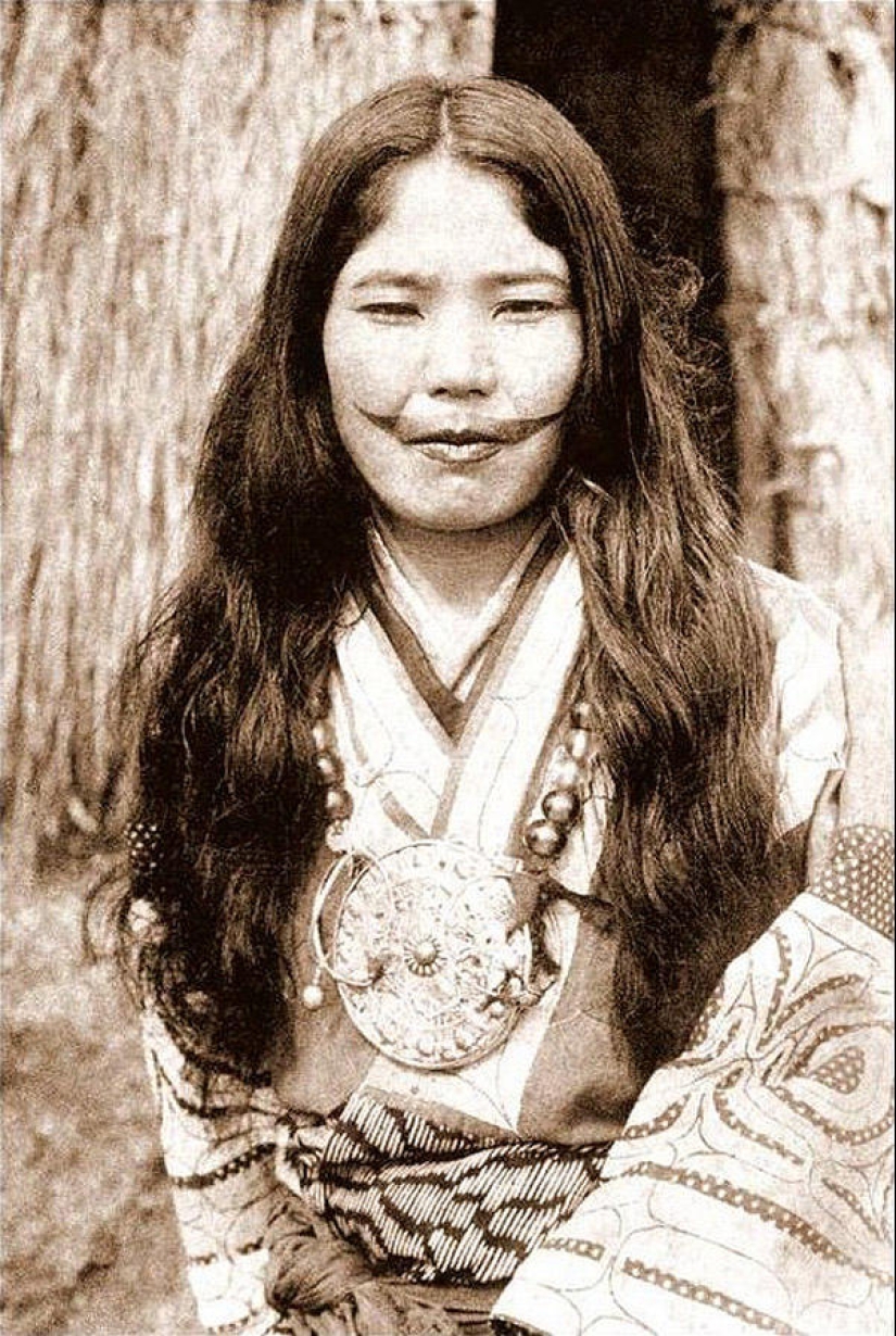 Smiles of Ainu women Smiles of Ainu women