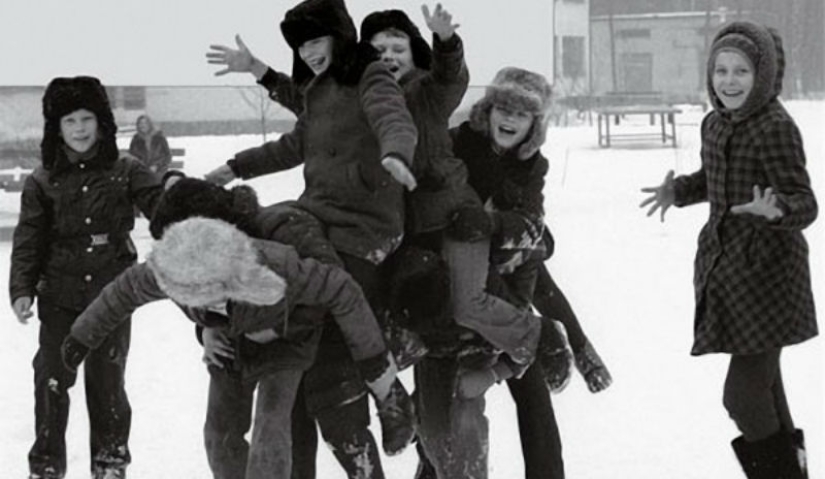 Sobre las olas de la memoria: cómo vivíamos y jugábamos en los patios de nuestra infancia Sobre las olas de la memoria: cómo vivíamos y jugábamos en los patios de nuestra infancia