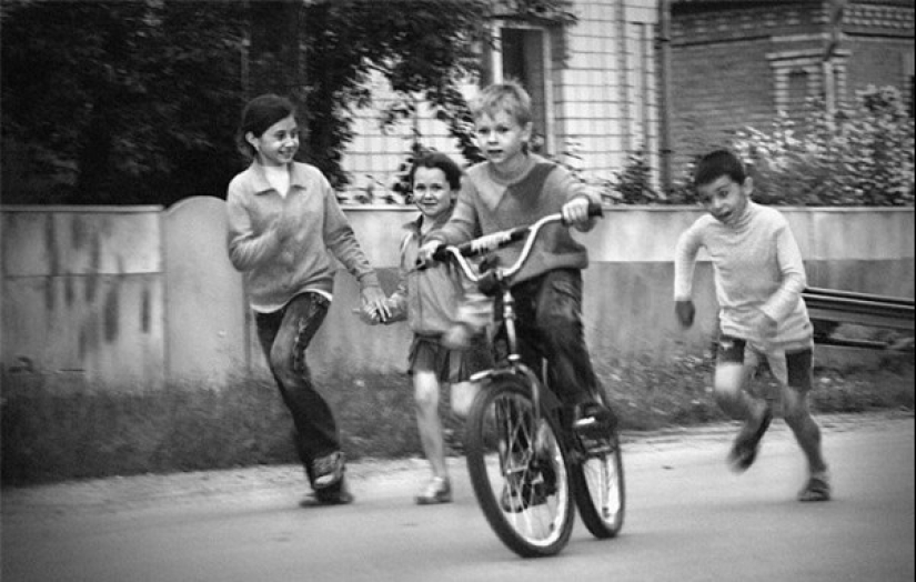 Sobre las olas de la memoria: cómo vivíamos y jugábamos en los patios de nuestra infancia Sobre las olas de la memoria: cómo vivíamos y jugábamos en los patios de nuestra infancia