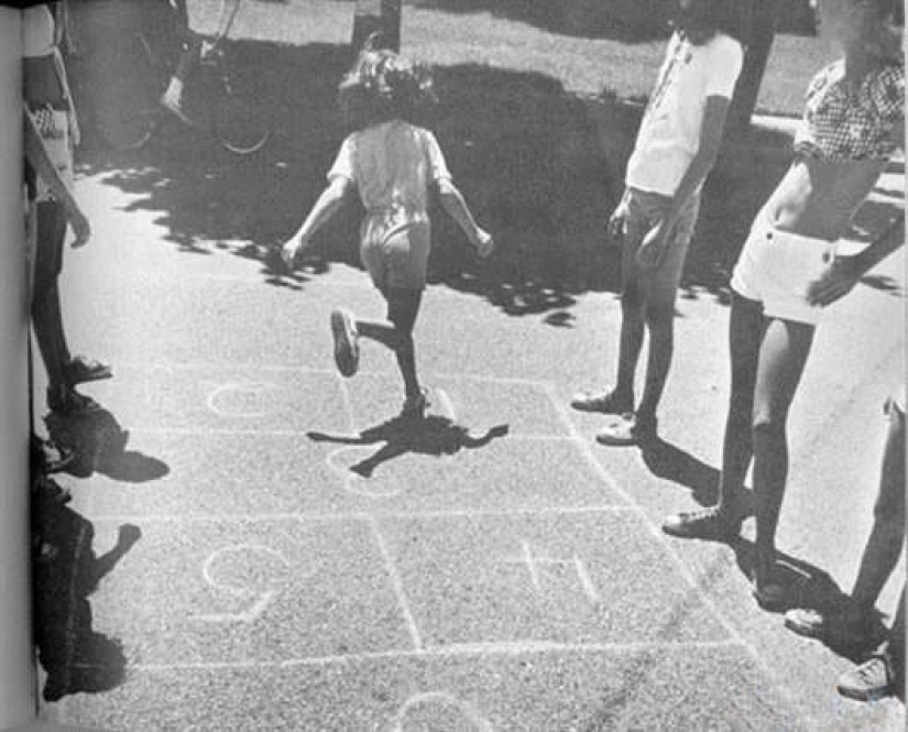 Sobre las olas de la memoria: cómo vivíamos y jugábamos en los patios de nuestra infancia Sobre las olas de la memoria: cómo vivíamos y jugábamos en los patios de nuestra infancia