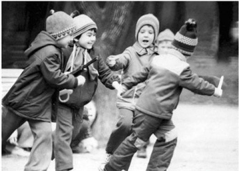 Sobre las olas de la memoria: cómo vivíamos y jugábamos en los patios de nuestra infancia Sobre las olas de la memoria: cómo vivíamos y jugábamos en los patios de nuestra infancia