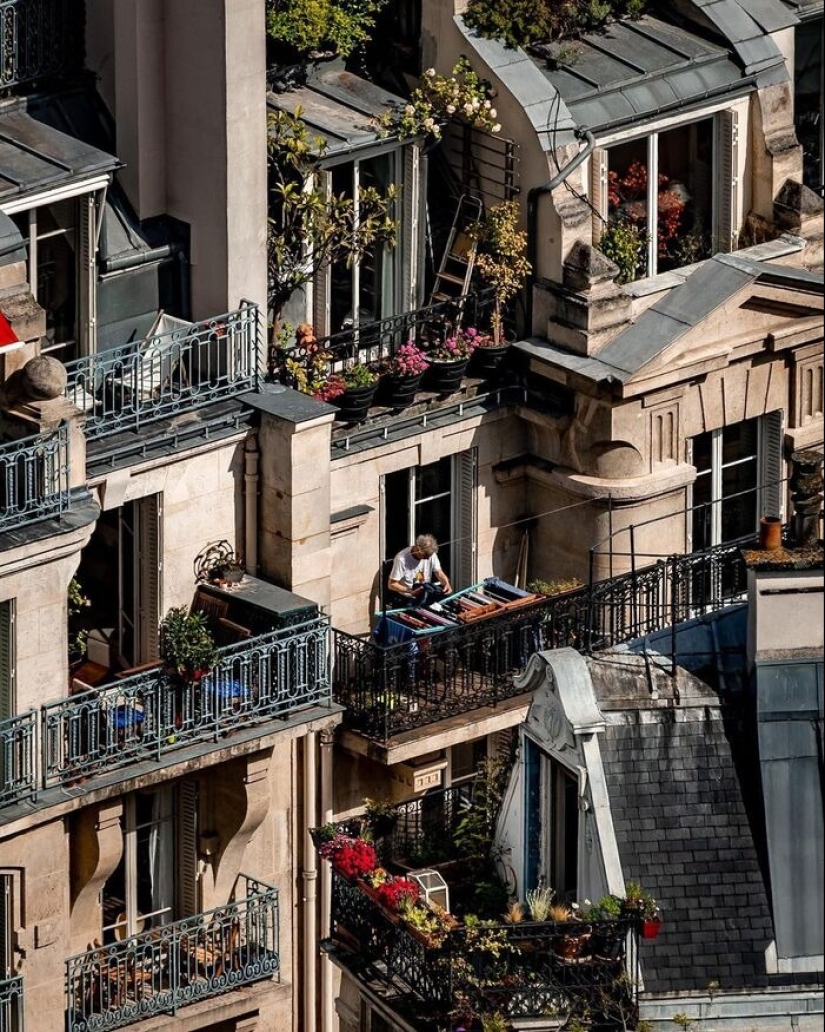 Spying on the Parisians: windows and balconies of the French capital