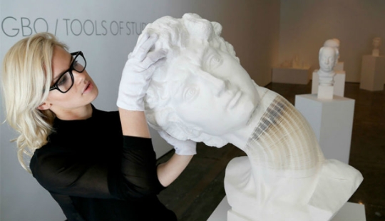 Tearing off a paper head in Lee Hongbo's Incredible sculptures