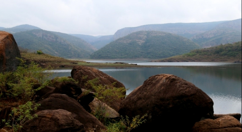 The anomalous Lake Fundudzi is the pearl of South Africa, the water from which cannot be taken away