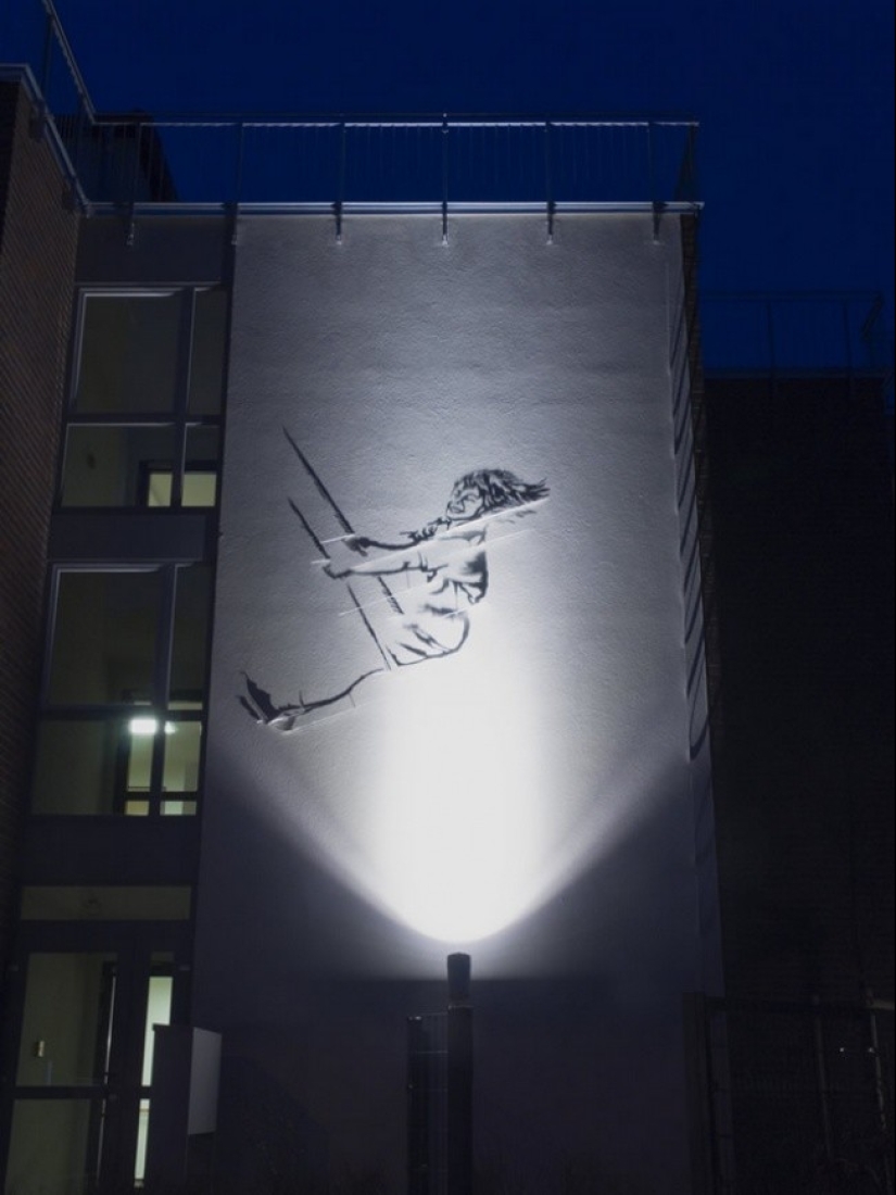 The artist who paints with shadows