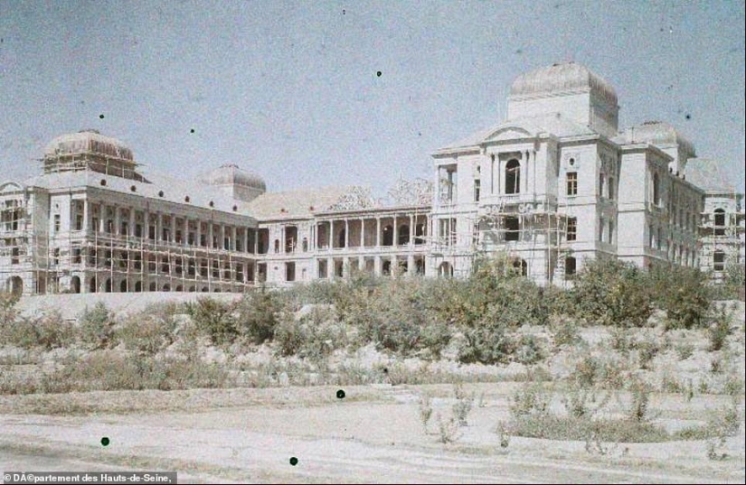 The contrasts of Afghanistan: the end of the 1920-ies and the present The contrasts of Afghanistan: the end of the 1920-ies and the present