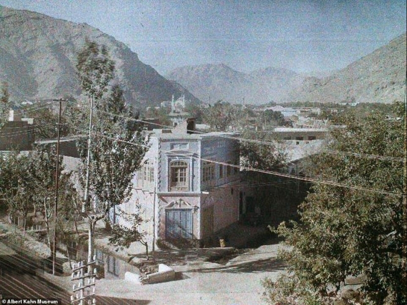 The contrasts of Afghanistan: the end of the 1920-ies and the present The contrasts of Afghanistan: the end of the 1920-ies and the present