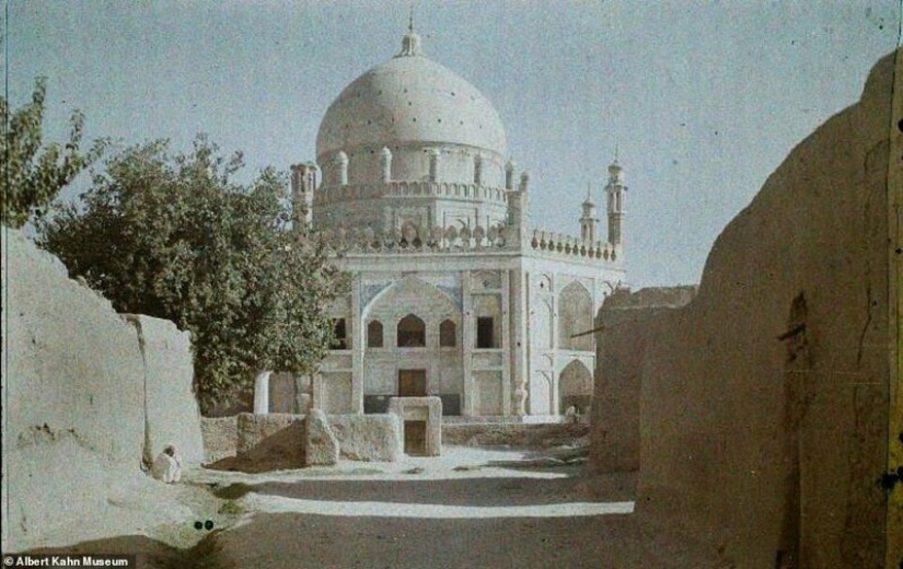 The contrasts of Afghanistan: the end of the 1920-ies and the present The contrasts of Afghanistan: the end of the 1920-ies and the present